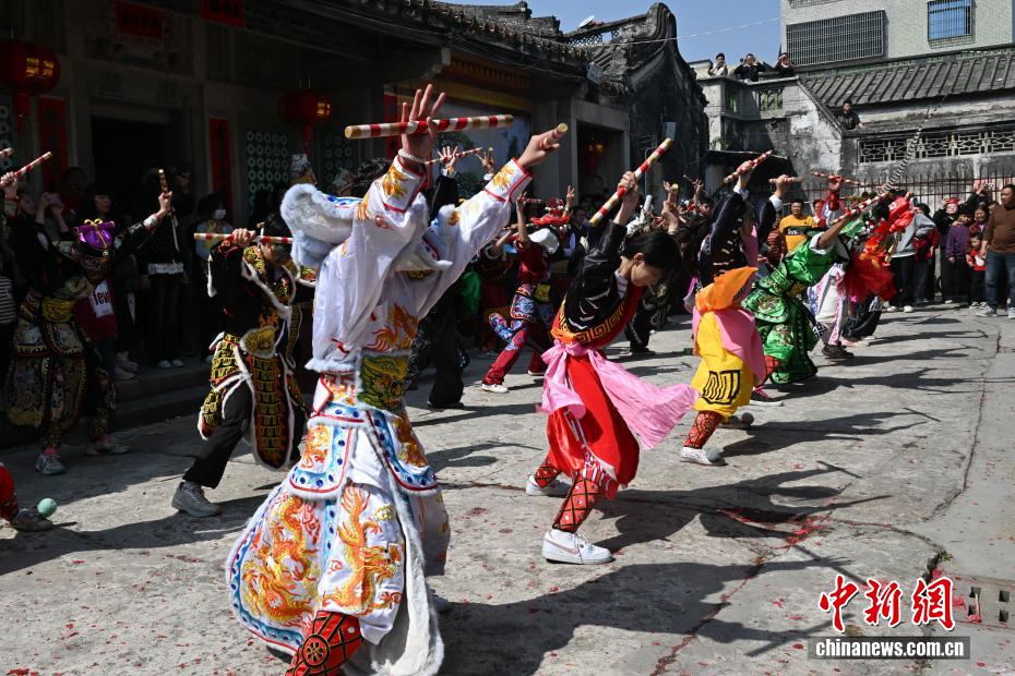 广东潮州乡村英歌队展风采(图2)